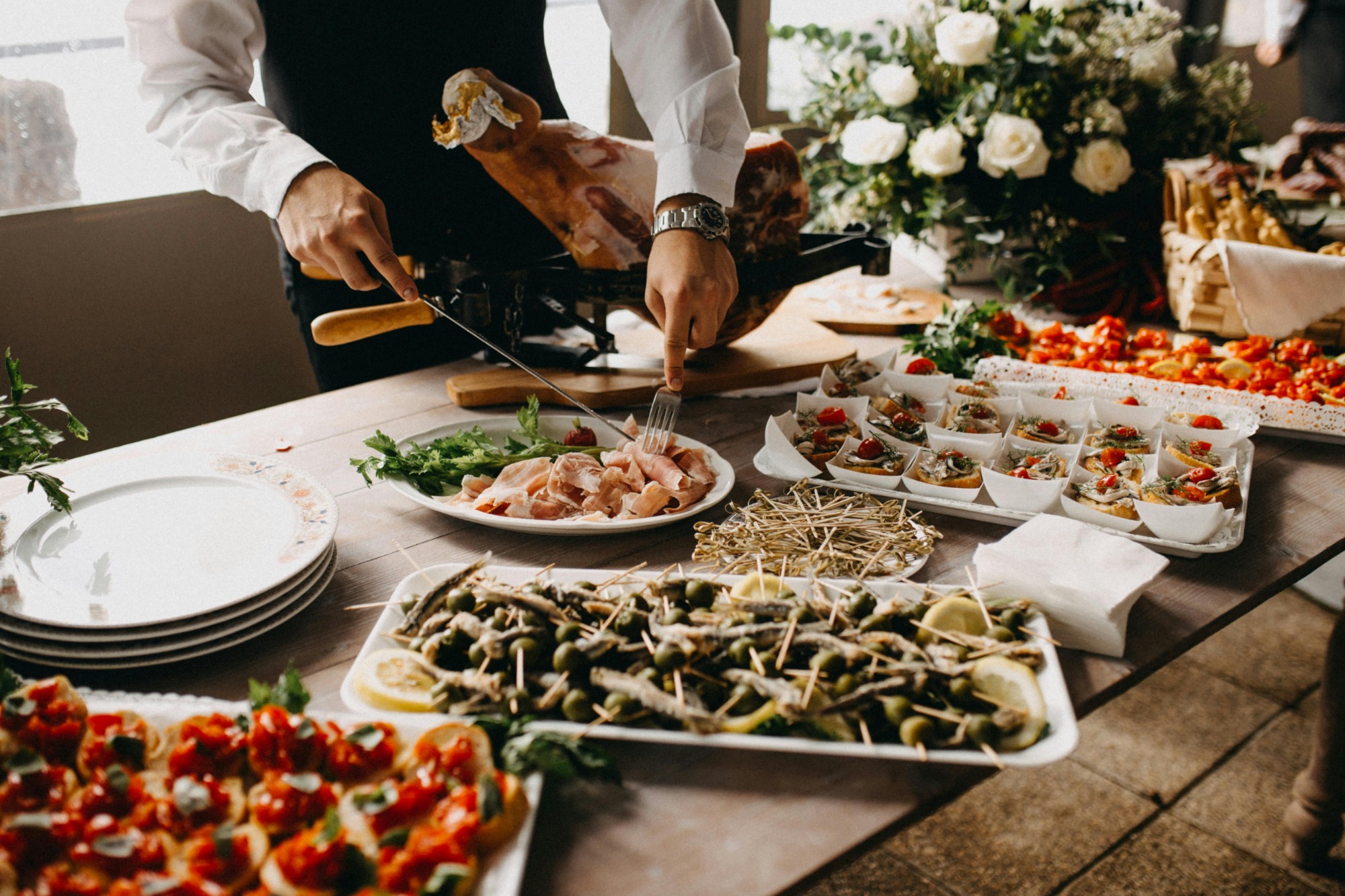 HOW RESTAURANT CATERING CAN ELEVATE YOUR GUEST EXPERIENCE